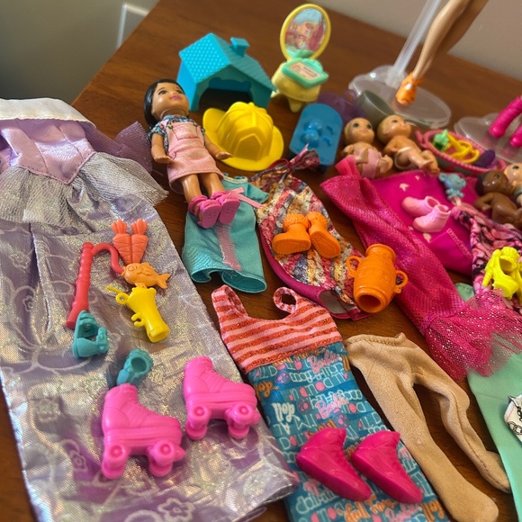 Barbie doll lot with closet - Picture 2 of 9